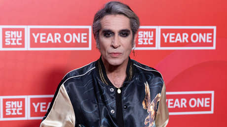 VIDEO: Cantante español Mario Vaquerizo cae del escenario en pleno concierto