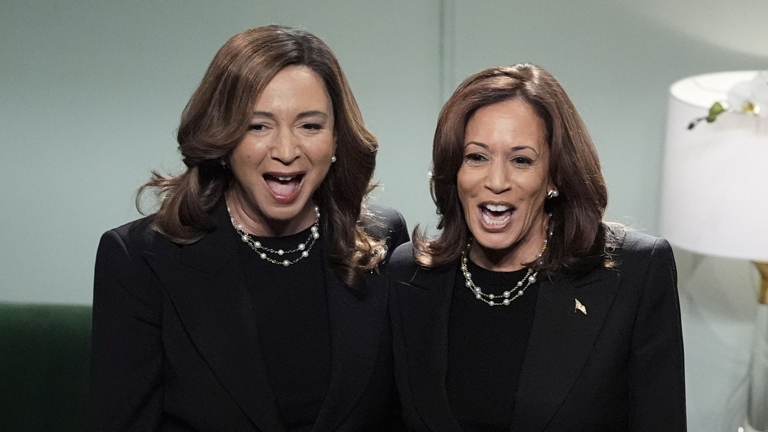 VIDEO: Kamala Harris y su doble se animan mutuamente en su aparición sorpresa en 'Saturday Night Live'