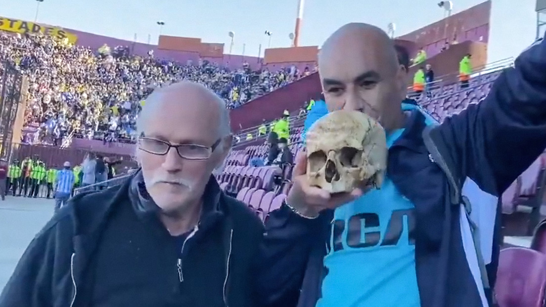 Se viraliza el video de un hincha que llevó el cráneo de su abuelo a un partido de fútbol