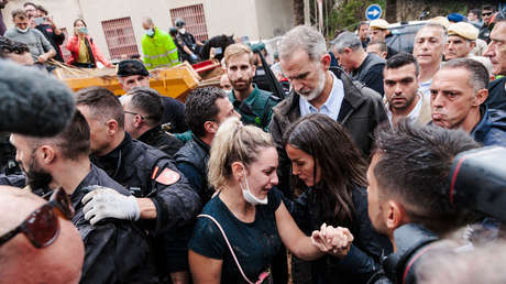 Reportan malestar en La Moncloa con los reyes por quedarse a hablar con quienes agredieron a Sánchez