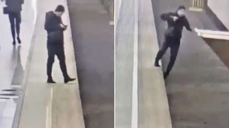 VIDEO: Se distrae con el móvil y cae a las vías del metro