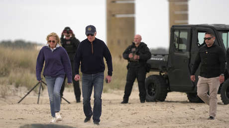 VIDEO: Biden se tambalea y se esfuerza por caminar en la playa