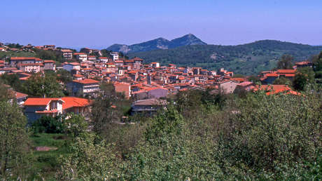 Un pueblo italiano vende casas por 1 euro a quienes quieren "alejarse" de Trump