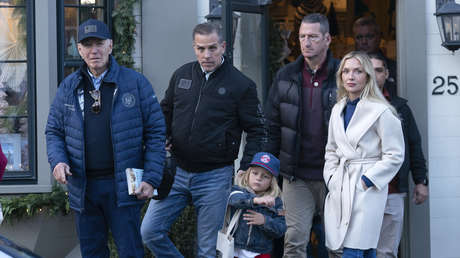 Captan a Biden con un libro antiisraelí durante las compras del Black Friday