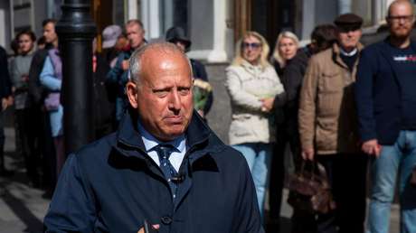 VIDEO: La canción que un periodista británico escribió a una vendedora rusa para alentarla en su enfermedad