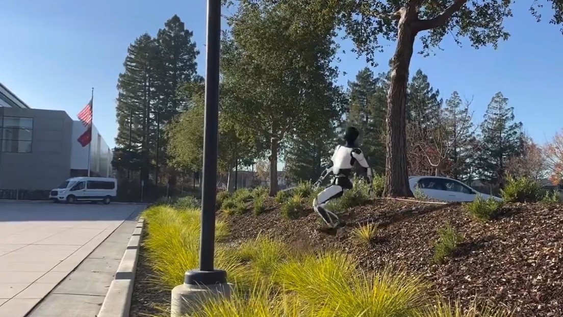 VIDEO: El robot Optimus de Tesla aprende una nueva habilidad gracia a las "redes neuronales"