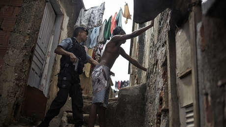 Abusos y sobornos: lo que muestran las cámaras corporales de los agentes en Río de Janeiro
