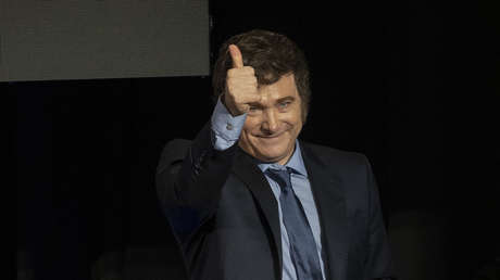 VIDEO: Granaderos tocan 'Panic Show' para Milei