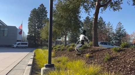 VIDEO: El robot Optimus de Tesla aprende una nueva habilidad gracia a las "redes neuronales"