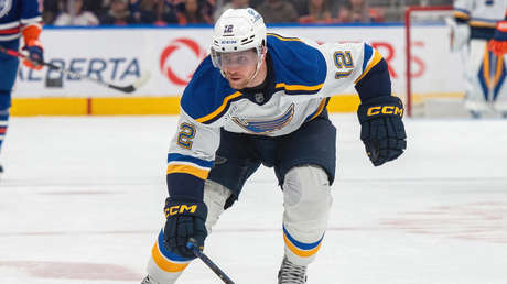 VIDEO: Un patín casi le corta los genitales a un jugador de hockey en un partido de la NHL