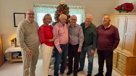 Separado al nacer, un hombre se reúne con sus hermanos 75 años después