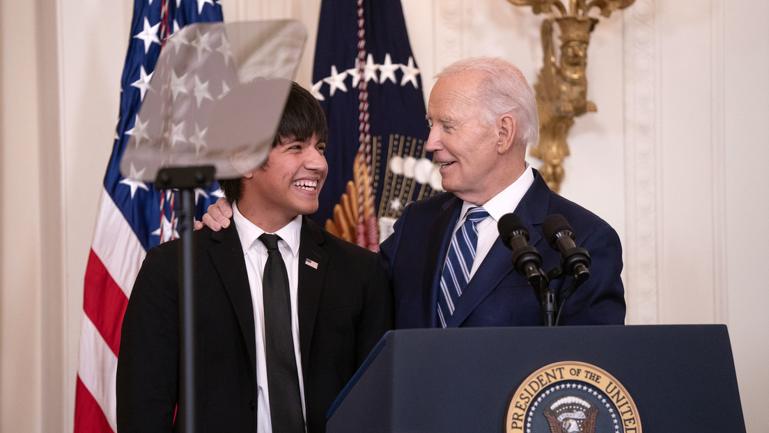 VIDEO: Biden intenta cantarle el feliz cumpleaños a un joven, pero olvida su nombre