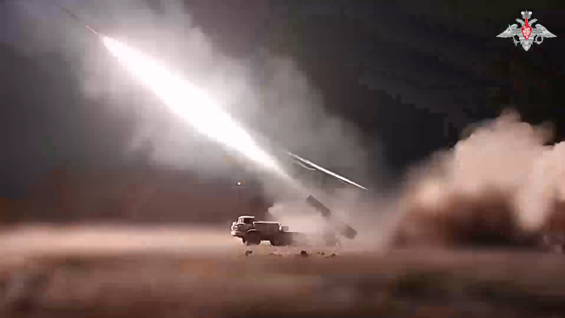 Artillería a reacción rusa bombardea posiciones ucranianas con una lluvia de misiles (VIDEO)