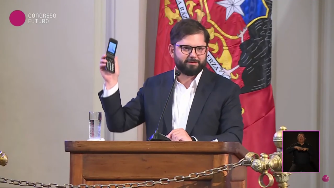 "Empezar una transición tecnológica": Boric se compra un móvil "de los antiguos, sin Internet"