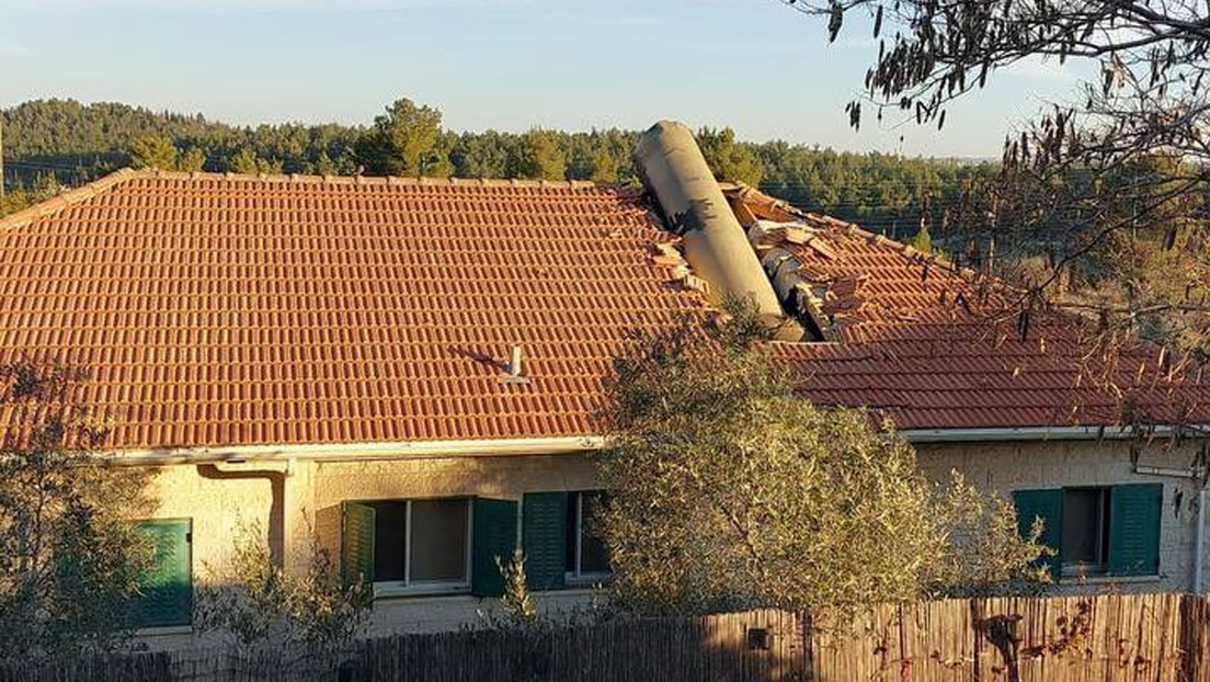 Descubre el fragmento de un misil de los hutíes incrustado en el techo de su casa (FOTOS)
