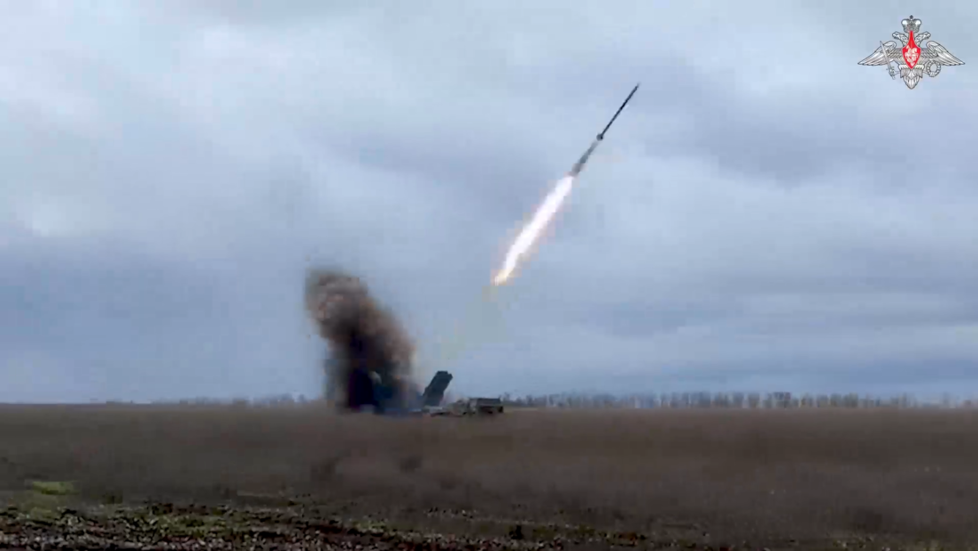 VIDEO: Rusia insta a rendirse a los soldados ucranianos lanzando proyectiles con folletos