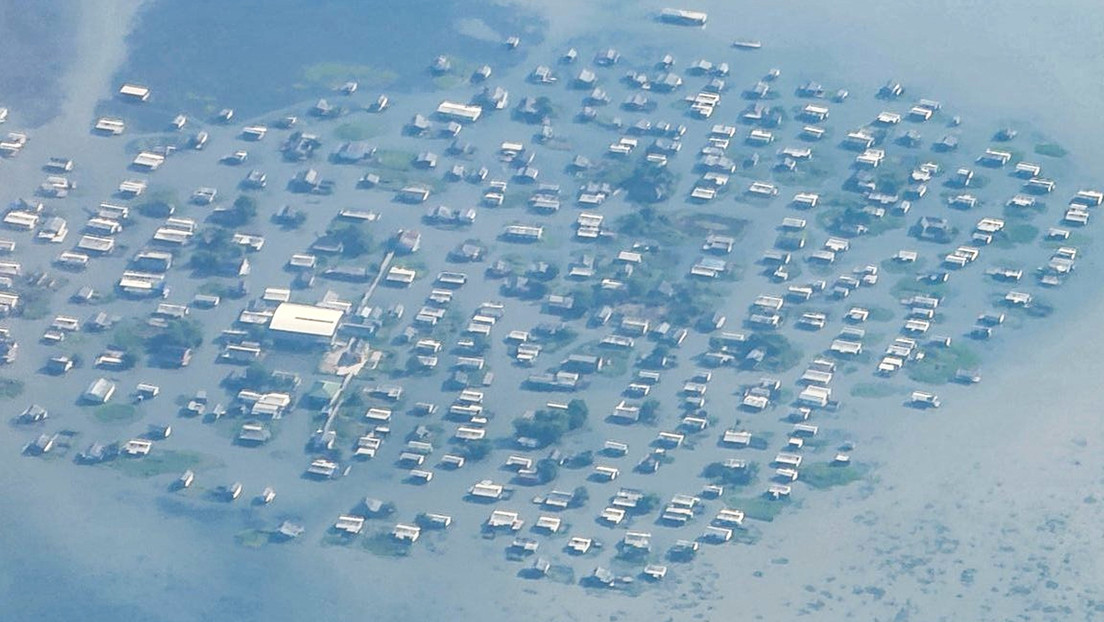 Fotografía un pueblo "inundado" desde el avión y se entera de una desgarradora historia