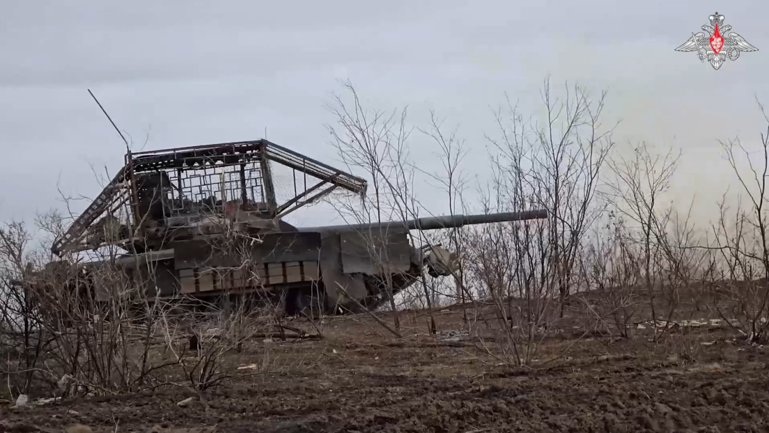 VIDEO: Tanquistas rusos despejan una posición ucraniana