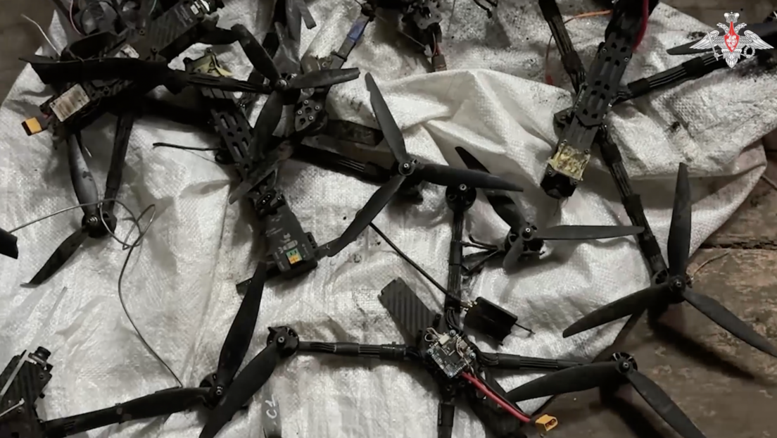 Decenas de trofeos: militares rusos muestran drones ucranianos capturados