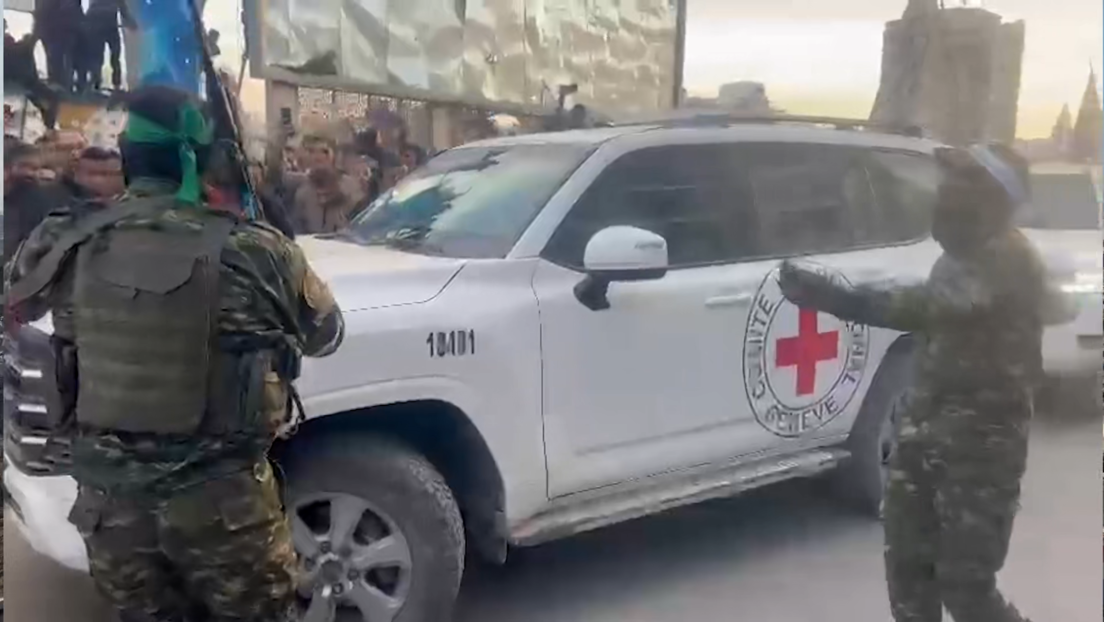 RT filma el momento de la entrega de las rehenes israelíes