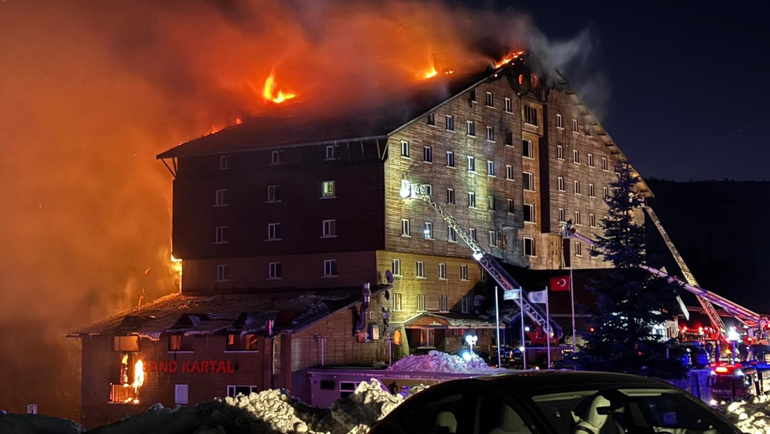 Mortífero incendio devora un hotel turco (FUERTES IMÁGENES)