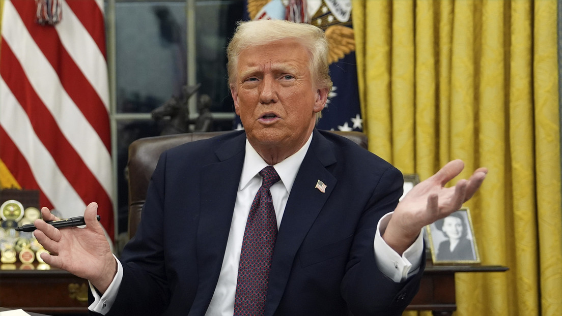 Demanda a Trump y su administración en el primer día de trabajo