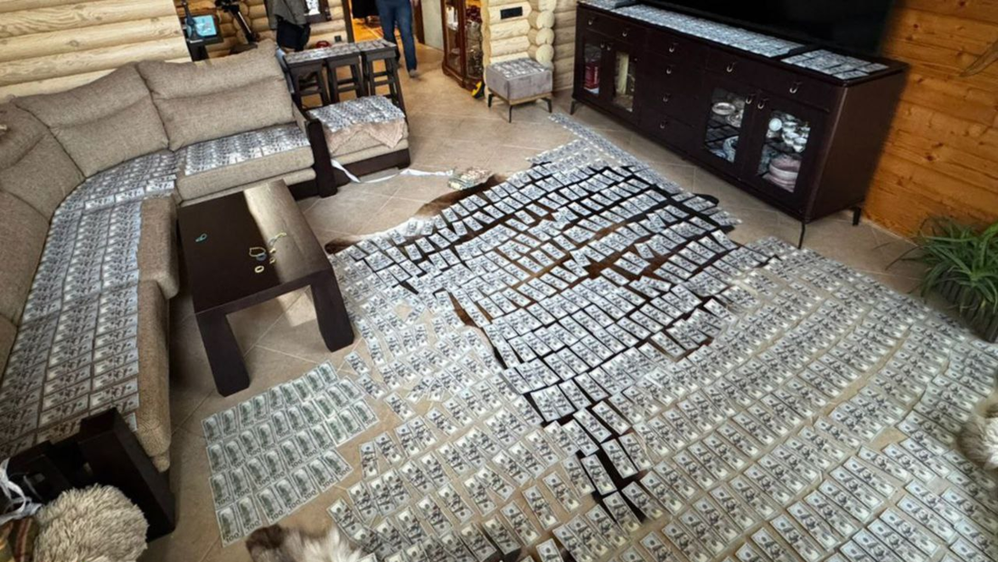 Suelo cubierto con dinero: El psiquiatra jefe de las FF.AA. de Ucrania recibe sobornos por 1 millón de dólares durante el conflicto