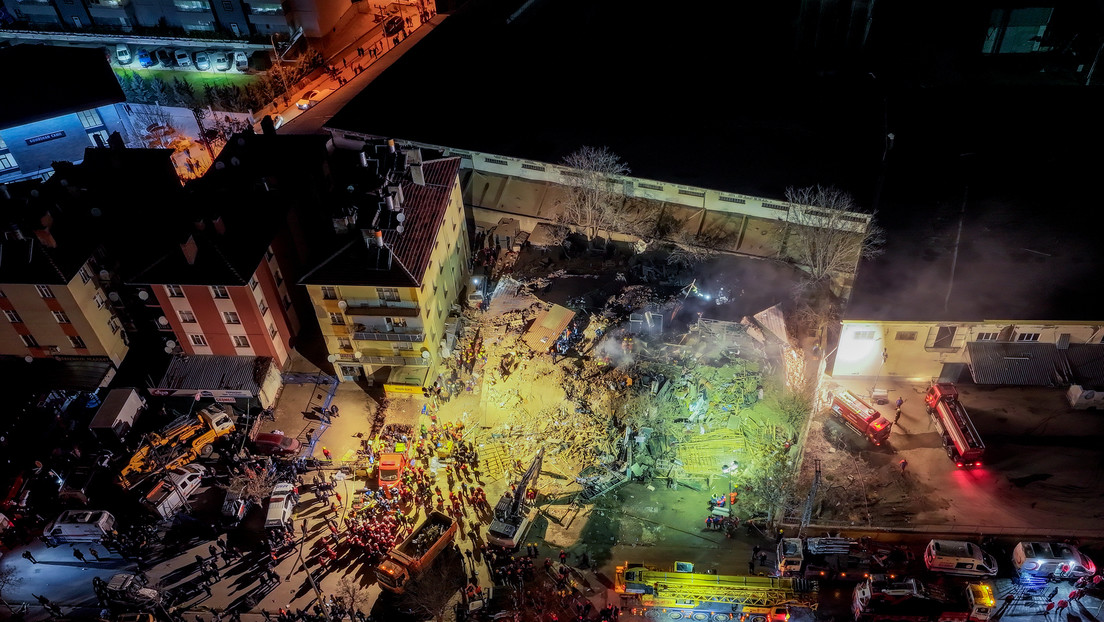 VIDEO: Colapsa un edifico residencial en Turquía