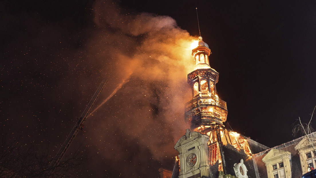 VIDEO: Arde en París un campanario de 30 metros de altura del año 1876