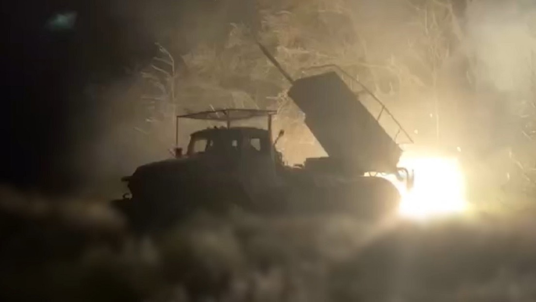 VIDEO: El fuego de la artillería rusa frustra con cohetes la rotación nocturna de tropas de Kiev