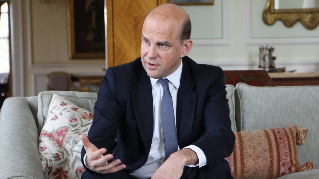 Diplomático que perdió archivos secretos en una parada de bus sería el nuevo enviado británico ante la OTAN