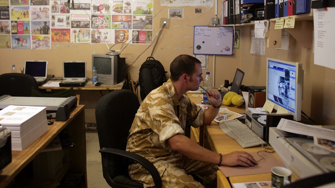 Sentencian a un exmilitar por defraudar a su país para satisfacer las demandas de su amante