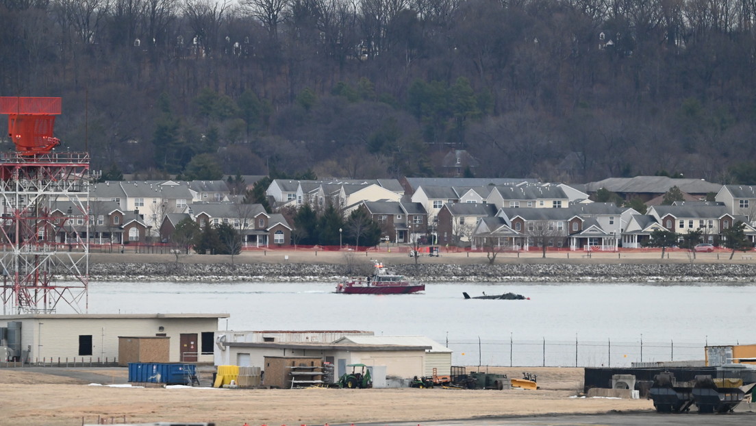 Piloto que salvó las vidas de 155 personas comenta posible razón del siniestro en Washington D.C.