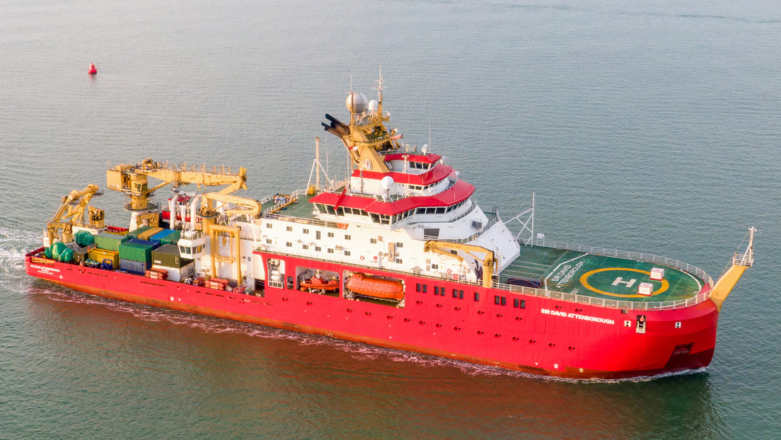 Buque británico pasa por las costas argentinas con la bandera de ocupación de las Malvinas