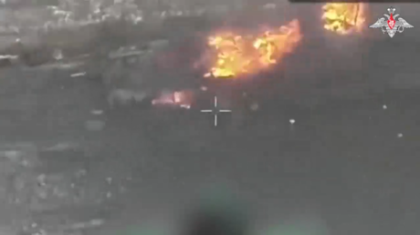 Chispas y metal fundido: así dejan los drones FPV rusos sus blancos blindados (VIDEO)