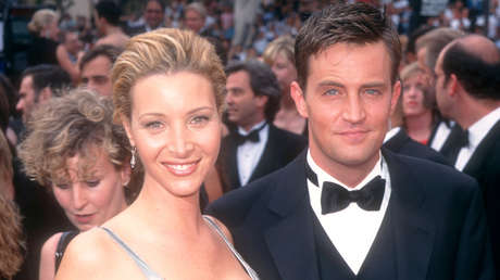 Lisa Kudrow halla un mensaje que Matthew Perry le escribió hace 20 años mientras grababan 'Friends'