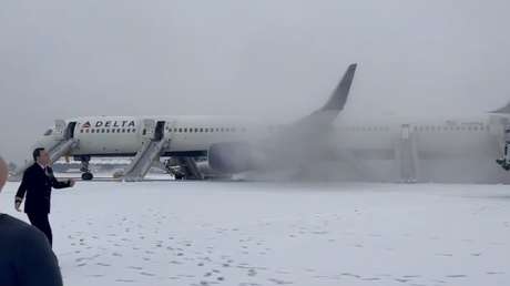 Más de 200 pasajeros se evacúan de un avión en toboganes de emergencia tras un despegue abortado en EE.UU. (VIDEO)