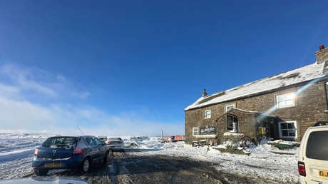 Decenas de personas quedan atrapadas durante varios días en el pub más alto del Reino Unido