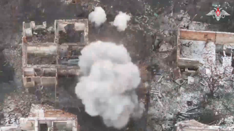 Un soldado ruso aniquila a un grupo de militares de Kiev (VIDEO FUERTE)