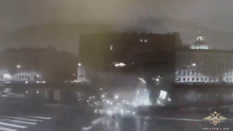 VIDEO: Un todoterreno se precipita a un río a toda velocidad