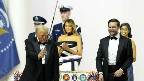 Comandante en jefe de fiesta: Trump baila 'armado' con un sable (VIDEO)