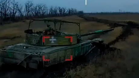 VIDEO: Drones rusos hacen arder un tanque ucraniano
