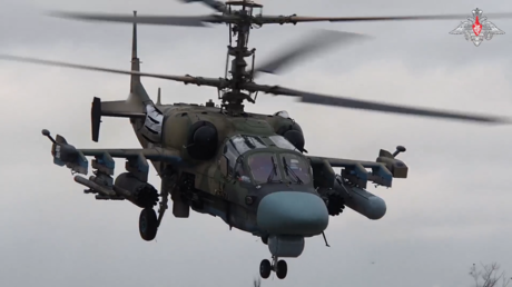 VIDEO: Helicóptero ruso Ka-52M interrumpe rotación de unidades ucranianas en una zona fronteriza