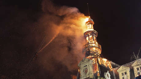 VIDEO: Arde en París un campanario de 30 metros de altura del año 1876
