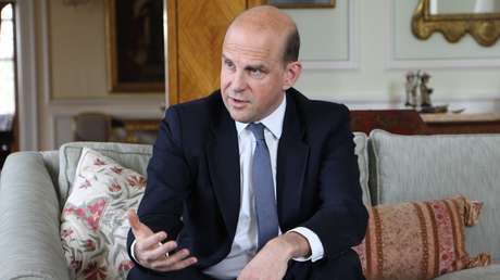 Diplomático que perdió archivos secretos en una parada de bus sería el nuevo enviado británico ante la OTAN