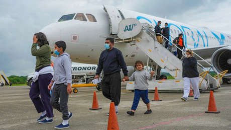 "Huimos de las pandillas y ahí nos tenían con pandilleros": Hablan deportados de EE.UU. a El Salvador