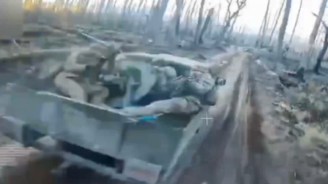 VIDEO: Mortero móvil ucraniano queda 'enterrado' en un bosque por el impacto de un dron ruso