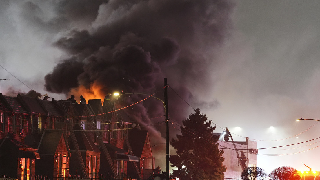 Una avioneta cae en zona residencial en EE.UU. y causa un gran incendio (VIDEOS)