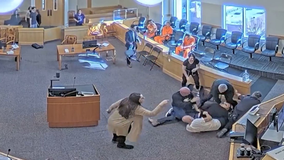 "Mató a mi sobrina como un cobarde": Familiar de la víctima ataca al acusado en pleno juicio (VIDEO)