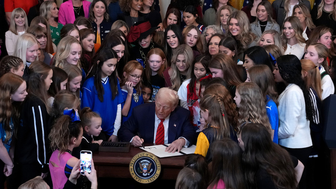 VIDEO: Trump firma una orden rodeado por decenas de niñas y bromea sobre el Servicio Secreto